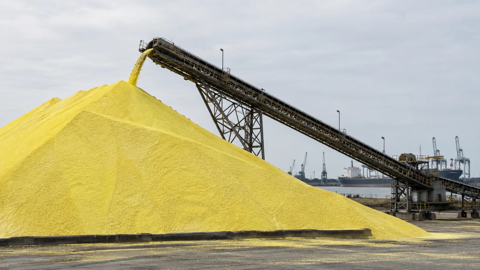 Sulfur stockpile and bulk handling equipment at a terminal